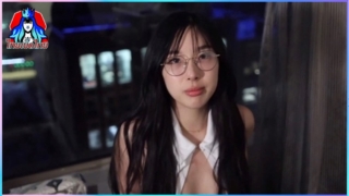 หนังโป๊เอเชีย เลขาสาวพนักงานออฟฟิตงานดีใส่เเว่นหุ่นเเซ่บ โดนจับเย็ดชุดใหญ่ยั่วควยจนได้เรื่อง เอาควยยัดปากก่อนขึ้นโยกควยคาชุดถุงน่องสุดเอ็กซ์