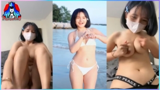 คลิปหลุดไลฟ์สดวัยรุ่นไทย น้องเหมยโชว์แหกหี หีเด็กโคตรเด็ดไร้ขนนั่งโชว์หน้ากล้องบีบขยำนม ยั่วยูสในห้องล็อค VIPงานเเรร์มาใหม่