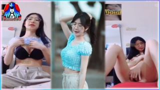 คลิปหลุดงานเเรร์ สาวเเว่นน่ารักคอลเสียวกับเเฟนหนุ่มก่อนโดนบันทึกเเล้วหลุดบุญตาจริงๆ นั่งแหกหีเอานิ้วเเหย่เเล้วเบ็ดช่วยตัวเองหน้ากล้องโคตรน่าเย็ด