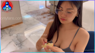 หลุดสาวสวยน้องแอมคนดัง Onlyfans amam7078 สาวเเว่นนมโตกินแอปเปิ้ลเเล้วเงี่ยนจับดูดควยเเล้วเเก้ผ้าให้มีเซ็กส์ซอยหีท่าหมาก่อนเอาน้ำเงี่ยนราดแอปเปิ้ลให้กิน